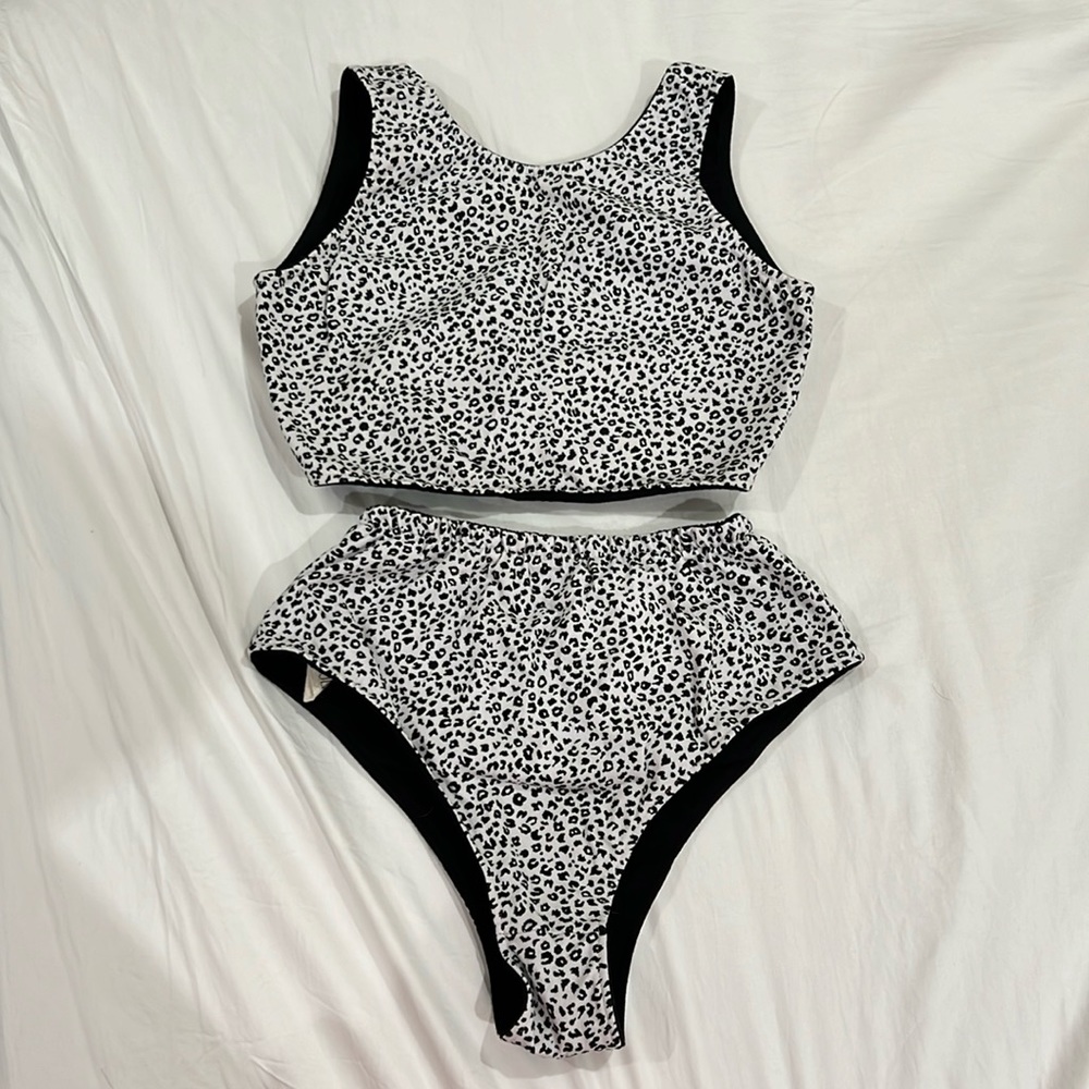 Manners London matching reversible set! Bebee set in White Leopard and Black